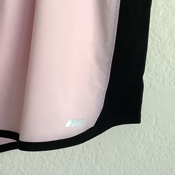 \Amazon Essentials\ NWT Women’s 4” Woven Running Shorts - Picture 7 of 13